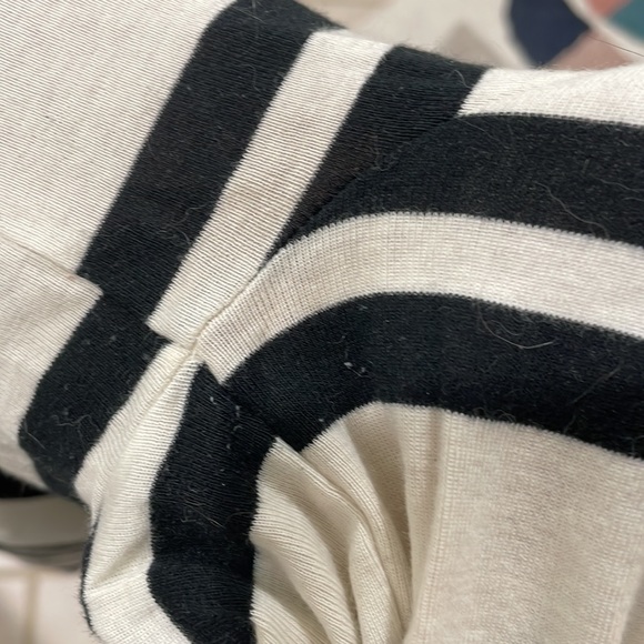 Black and white striped v neck tee - Picture 8 of 8